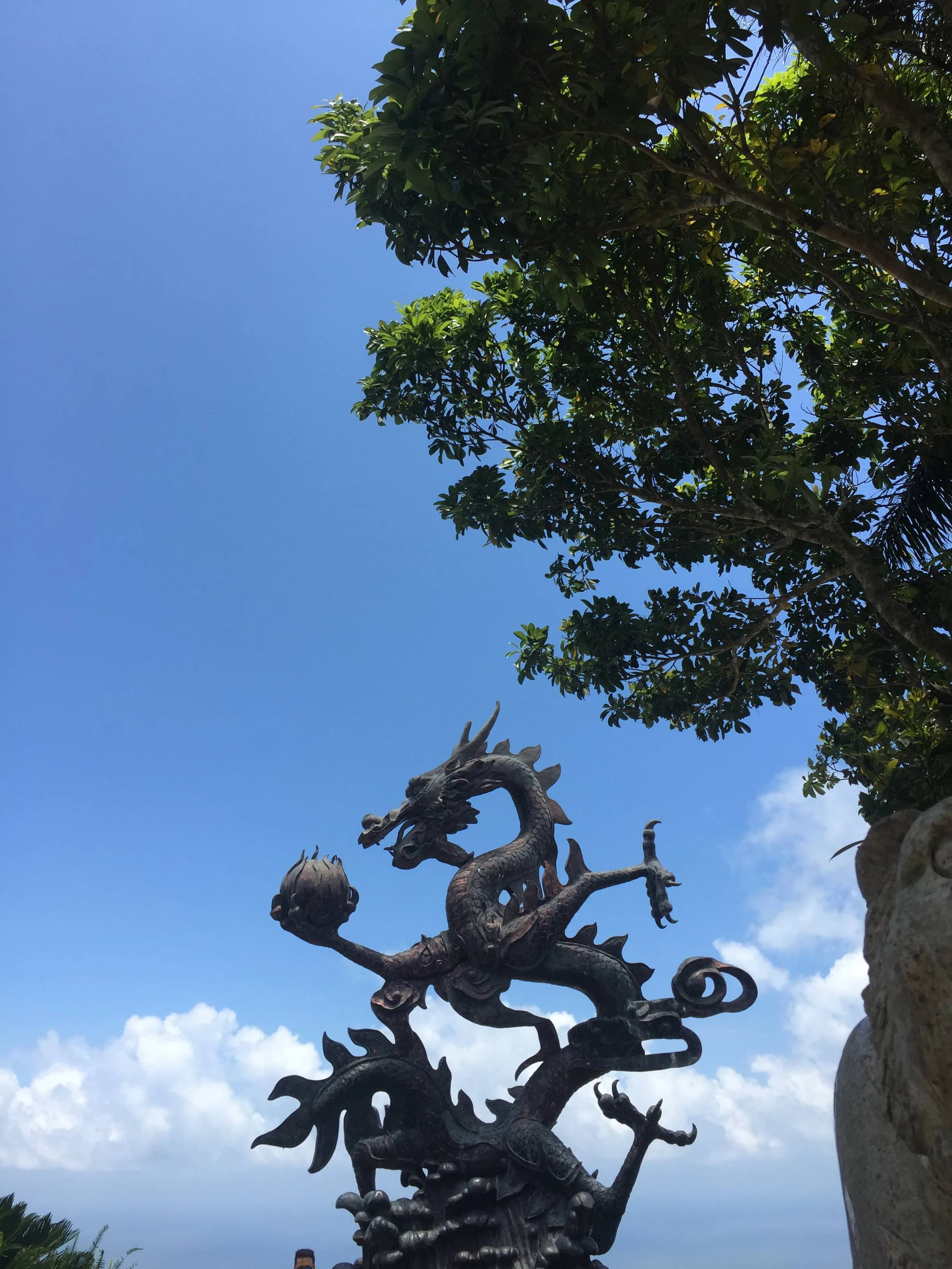 拽根雕塑